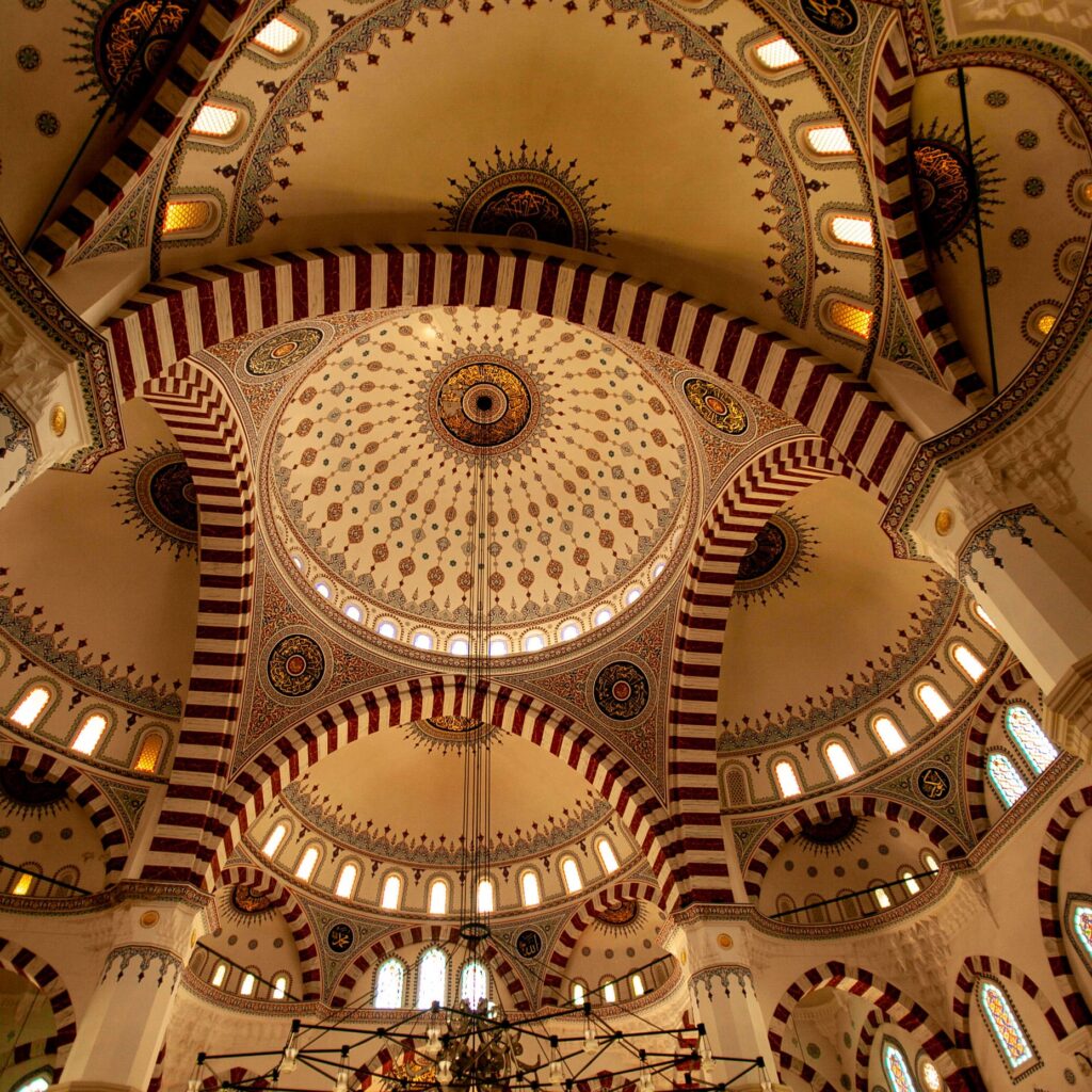 Innenraum der Ertugrul-Gazi-Moschee, Aschgabat