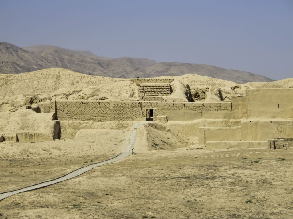 Blick auf die Ruinen von Nisa